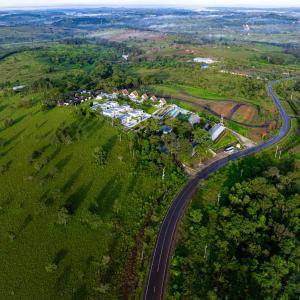 森莫诺隆Pidoma Resort的享有山丘上房屋空中景观和道路