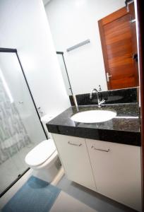 RedençãoCapuzzo Flat 2的一间带水槽和卫生间的浴室