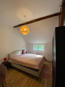 Giverny Road的一间卧室设有一张大床和一个窗户。