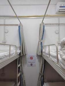 万象Ocean Blue Hostel Vientiane的医院里一间设有三张双层床的房间