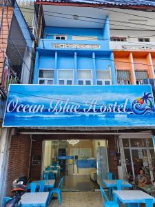 万象Ocean Blue Hostel Vientiane的建筑上海洋蓝色医院的标志