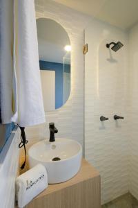 莱昂La Hospedería León的浴室设有白色水槽和镜子