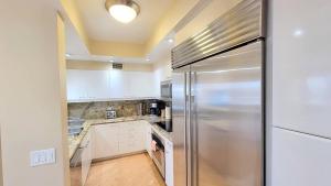 圣地亚哥Habor Club Gaslamp Quarter 30-Day Min的厨房配有不锈钢冰箱
