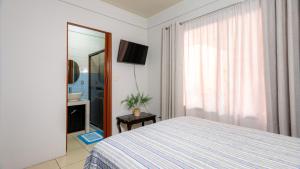 福尔图纳Casa Las Tres Marias的一间卧室配有一张床、镜子和电视