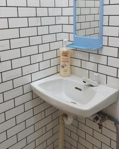 巴西古当Indah Homestay, Pasir Gudang Johor的白色浴室水槽和镜子