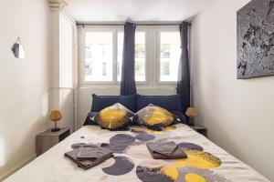 图卢兹Appartement T4 central quartier Saint-Georges -Le Picomax-的一间卧室配有一张带黄色和黑色枕头的床