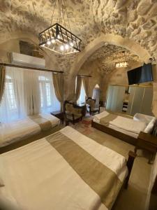 马尔丁CARRA KONAĞI的一间石制客房,配有两张床的大卧室