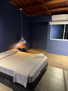 RodaderoSACRAMENTO的一间卧室设有一张大床和一个窗户。