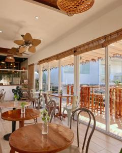 道伊斯Anlio Resort的一间带桌椅的餐厅以及一个阳台