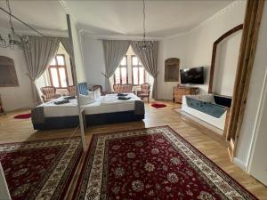 武尔岑乌尔岑城堡酒店的一间大卧室,配有一张床和一张大地毯