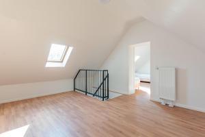 杜伊斯堡T&K Apartments - DUISBURG - Frisch renovierte 4 Zimmer Maisonetten mit Privatparkplätzen的阁楼间设有楼梯和窗户。