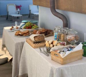 福洛尼卡nautilus b&b suite design的一张桌子,上面有面包和其他食物