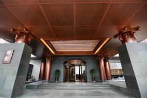 武当山武当山紫杉九龙的一座带木制天花板的建筑的大堂