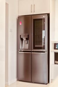 RosettaSpacious 3 bedrooms family living in Rosetta的厨房里有一个大型不锈钢冰箱