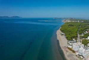 伏罗拉Sea & Sand Hotel的享有海滩和海洋的空中景致