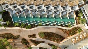 圣安东尼奥The Signature Level at TRS Ibiza Hotel All Inclusive Adults Only的享有带游泳池的度假村的空中景致