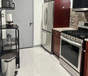 JamaicaMiad’s Guest House的厨房配有炉灶和冰箱。