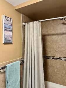 JamaicaMiad’s Guest House的浴室内配有淋浴帘。