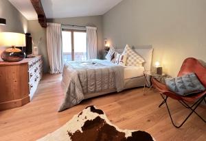 基茨比厄尔附近赖特KitzMoments by Belle Stay的卧室配有床、椅子和窗户。