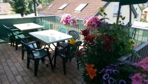 新乌尔姆加尼施密德酒店的庭院设有桌椅和鲜花