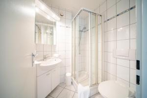 武尔佩拉5302 Grosszeugige 3,5 Zimmer Wohnung mit stilvoller Einrichtung的浴室配有卫生间、盥洗盆和淋浴。