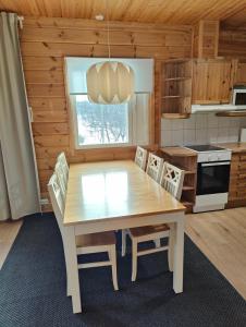 萨利色尔卡Twin Peaks Urupää A Saariselkä的一间厨房,内设一张木桌和椅子