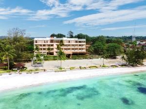特鲁克巴库Agro Hotel Bintan的从海滩上欣赏到度假村的空中景色