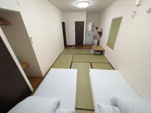 美瑛町惠雪笑颜绽放住宿加早餐旅馆的走廊上设有两张床