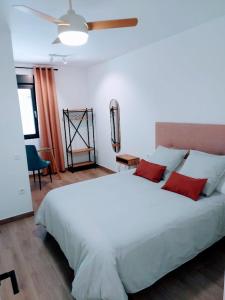 卡拉莫查Aromas del Jiloca, la Trufa Negra的卧室配有带红色枕头的大型白色床