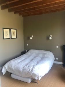 巴讷维尔-卡特里特Mon Plaisir de Carteret的卧室配有白色床,墙上有两盏灯
