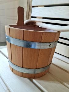 朗克维茨Am Achterwasser DORF 12的木桶,木椅