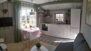 菲奈斯达伦Messlingen 412, Funäsdalen的一间带桌子的厨房和一间带白色橱柜的厨房