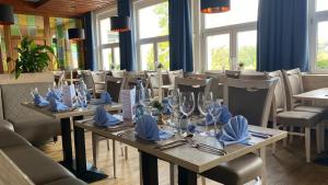 圣安德里斯伯格Berghotel Glockenberg的用餐室配有桌椅、眼镜和餐巾