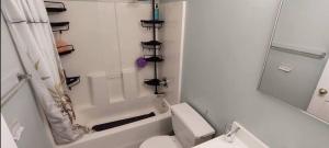 布鲁克林Central and Affordable house in Williamsburg Close to Subway的白色的浴室设有卫生间和淋浴。