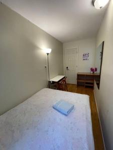 布鲁克林Central and Affordable house in Williamsburg Close to Subway的一间卧室配有一张蓝色盒子的床