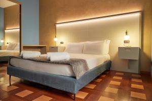 米兰Milan Retreats Duomo的卧室配有带白色枕头的大床