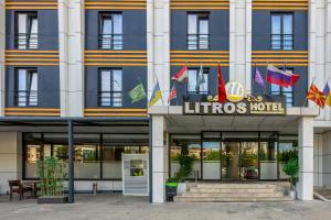 伊斯坦布尔Litros Hotel & Spa的前面有旗帜的酒店