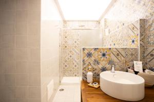 庞贝Qu4ttro I Domus47 Pompei的一间带水槽和淋浴的浴室