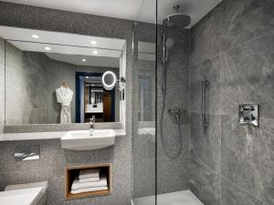 爱丁堡Edinburgh Marriott Hotel Holyrood的一间带水槽和淋浴的浴室