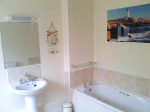 佩恩顿Yew Tree House的浴室配有盥洗盆、卫生间和浴缸。