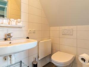 斯内克2 modern apartments in the heart of Sneek的白色的浴室设有水槽和卫生间。