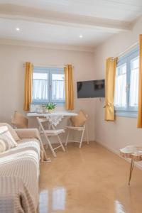 毕达哥利翁Manus Dei Exclusive Suites的客厅配有沙发和桌子