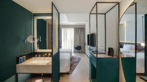 浦那普纳维曼娜格路诺沃酒店的一间带水槽和大镜子的浴室