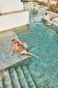 圣安东尼奥The Signature Level at TRS Ibiza Hotel All Inclusive Adults Only的男女在游泳池游泳