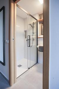 兹林Pár pokojů microhotel的一个带水槽的浴室内的玻璃淋浴间门