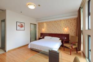 上海米乐酒店 - 上海虹桥国展中心九星店的配有一张床和一张书桌的酒店客房