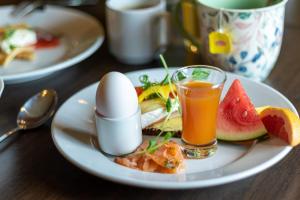 法伦大法伦第一酒店的鸡蛋和橙汁的食品