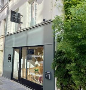 巴黎Hôtel So Marais的建筑物一侧有标志的商店前部
