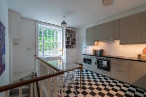 巴斯Somerset House Apartment - Charming Period 1BD的厨房铺有黑白的格子地板。