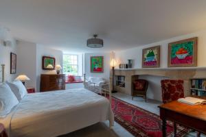 巴斯Somerset House Apartment - Charming Period 1BD的一间卧室设有一张大床和一个壁炉